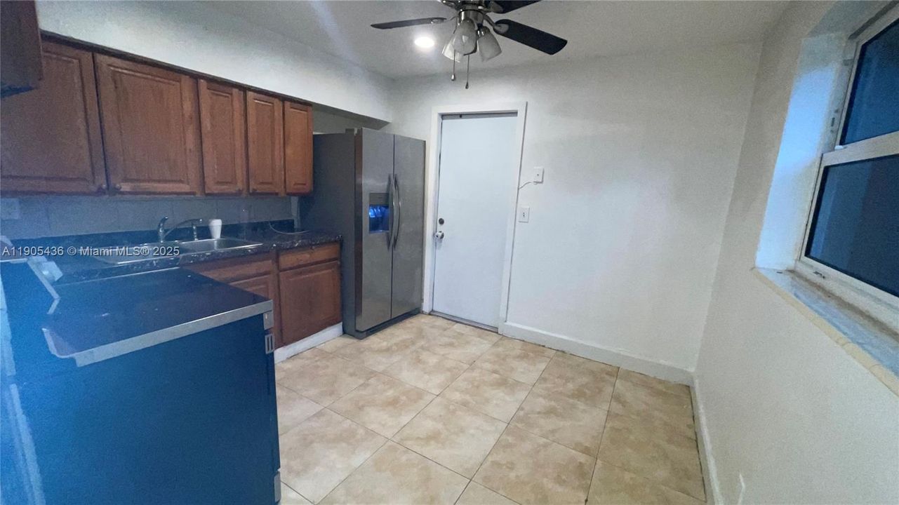 Active With Contract: $2,100 (2 beds, 1 baths, 1678 Square Feet)