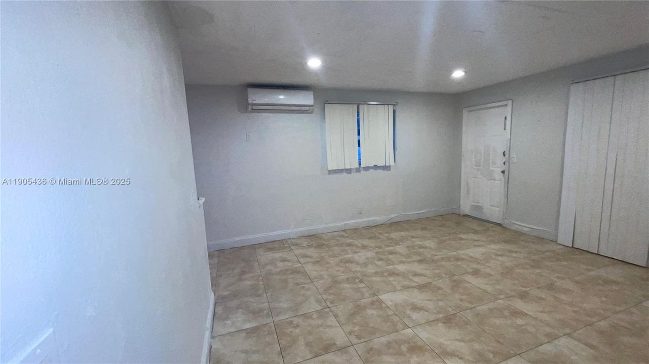 Active With Contract: $2,100 (2 beds, 1 baths, 1678 Square Feet)