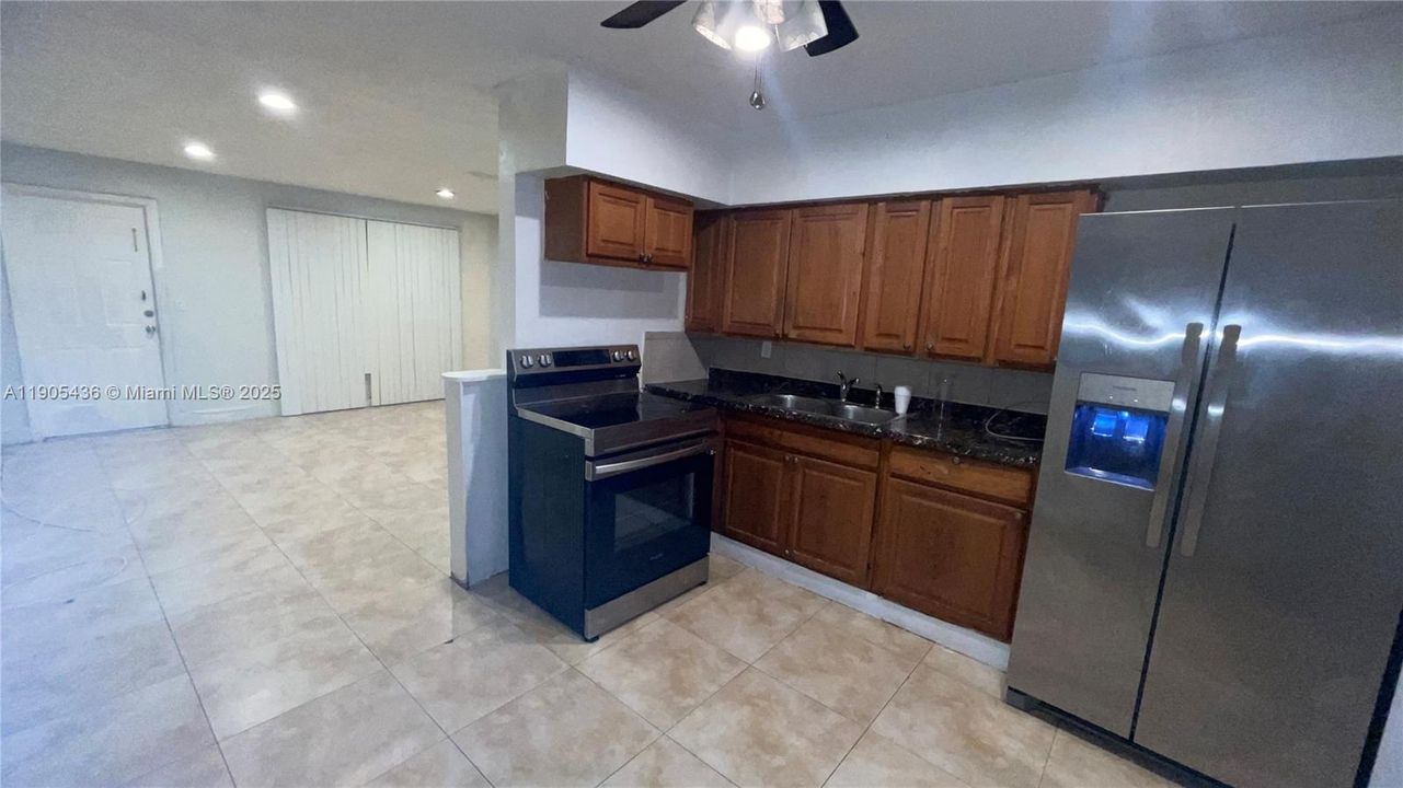 Active With Contract: $2,100 (2 beds, 1 baths, 1678 Square Feet)
