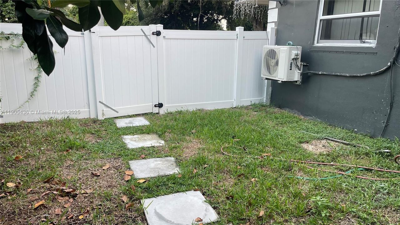 Active With Contract: $2,100 (2 beds, 1 baths, 1678 Square Feet)