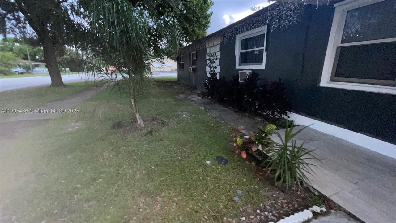 Active With Contract: $2,100 (2 beds, 1 baths, 1678 Square Feet)