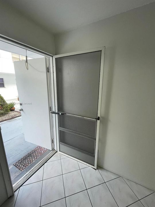 For Sale: $145,000 (1 beds, 1 baths, 562 Square Feet)