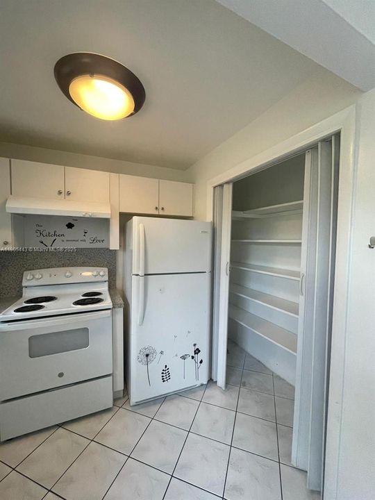 For Sale: $145,000 (1 beds, 1 baths, 562 Square Feet)