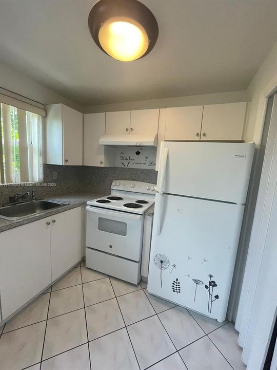 For Sale: $145,000 (1 beds, 1 baths, 562 Square Feet)