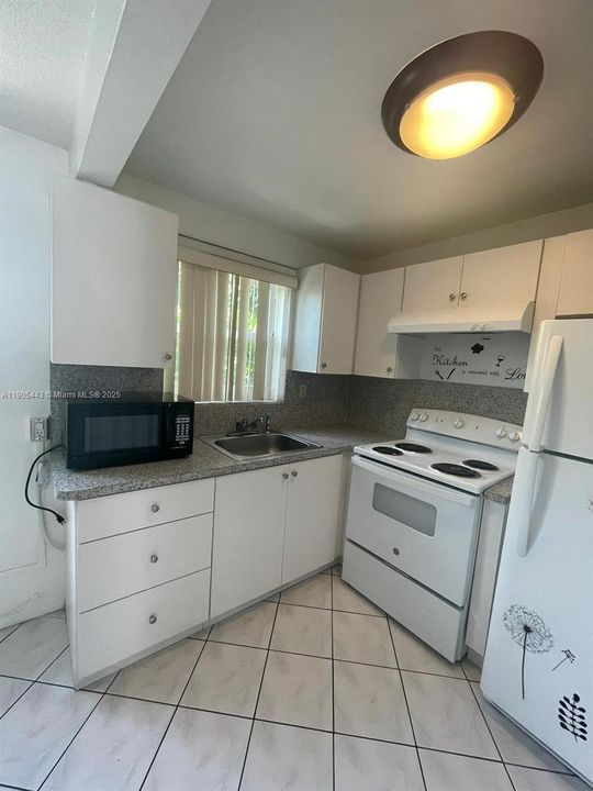 For Sale: $145,000 (1 beds, 1 baths, 562 Square Feet)