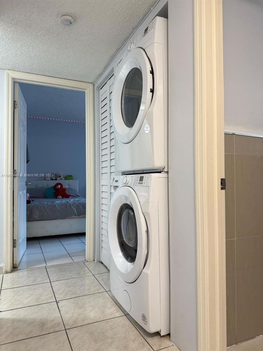 En Venta: $335,000 (3 camas, 2 baños, 1079 Pies cuadrados)