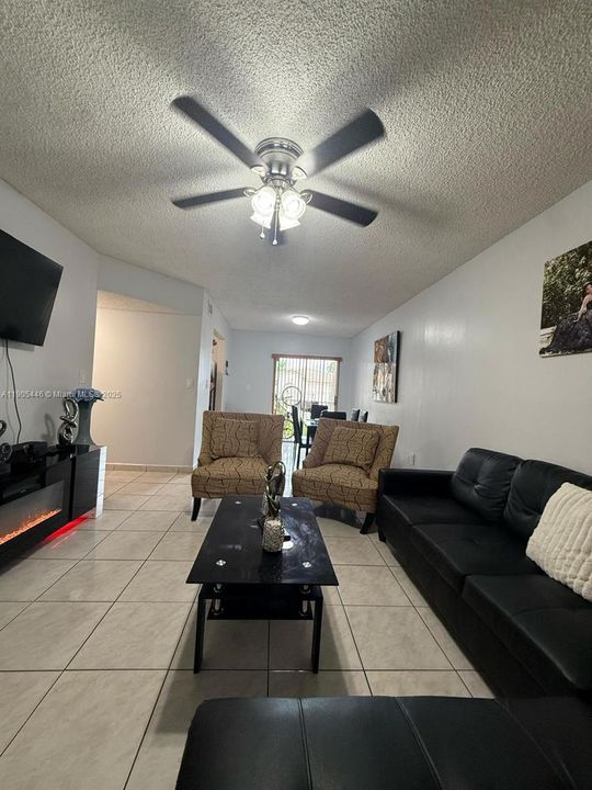 En Venta: $335,000 (3 camas, 2 baños, 1079 Pies cuadrados)