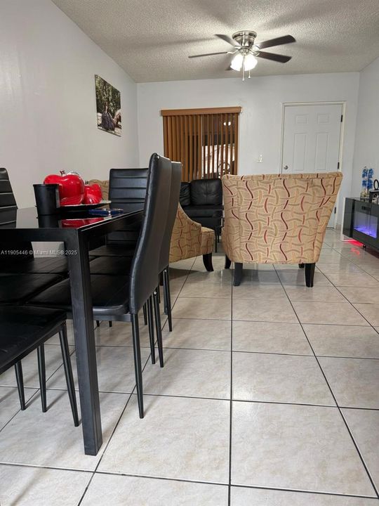 En Venta: $335,000 (3 camas, 2 baños, 1079 Pies cuadrados)