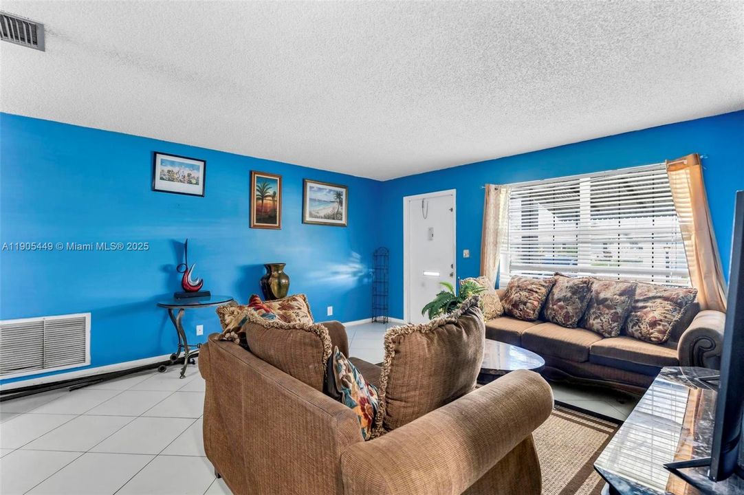 待售: $308,000 (2 贝兹, 2 浴室, 1317 平方英尺)