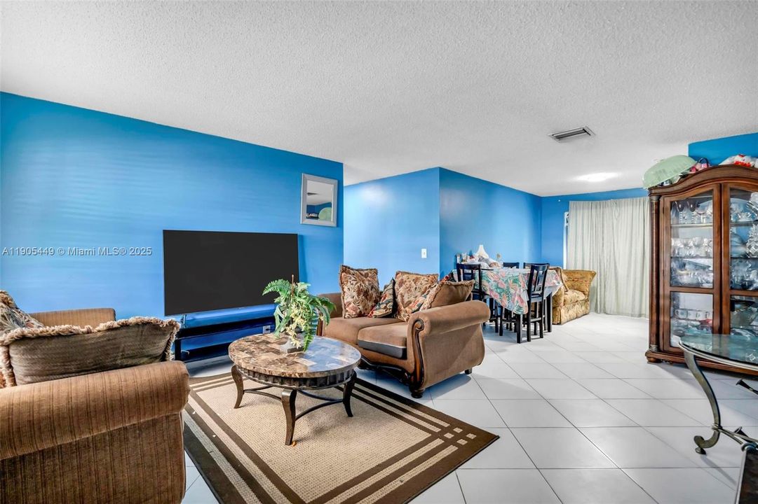 待售: $308,000 (2 贝兹, 2 浴室, 1317 平方英尺)