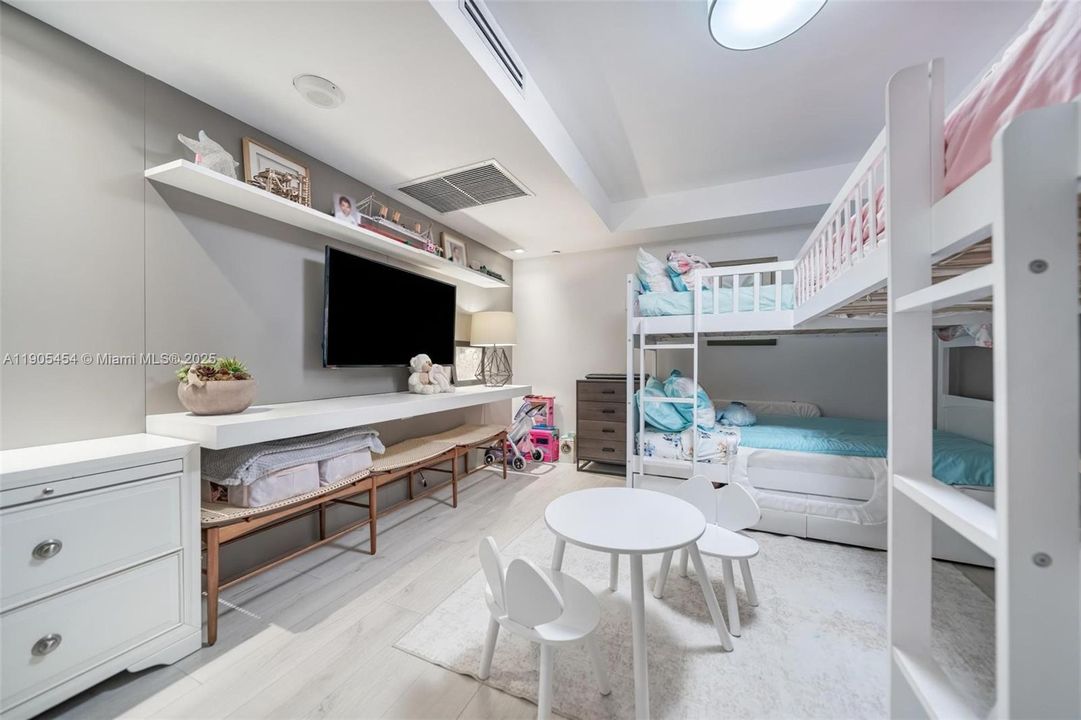 For Sale: $2,999,000 (2 beds, 2 baths, 1640 Square Feet)