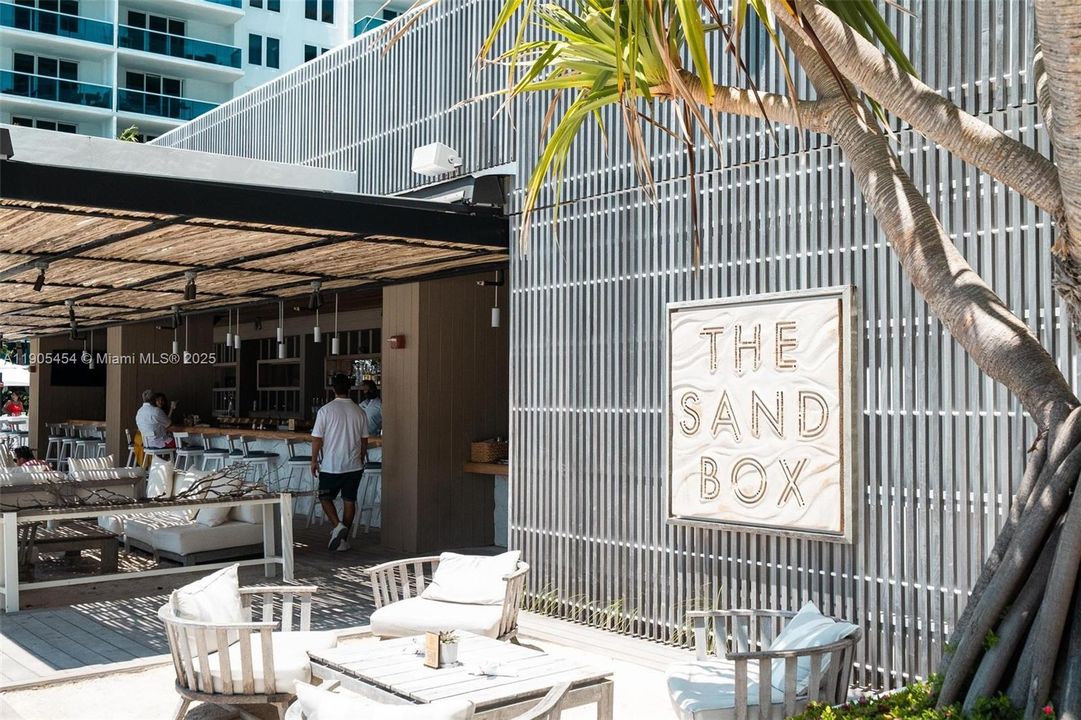 For Sale: $2,999,000 (2 beds, 2 baths, 1640 Square Feet)