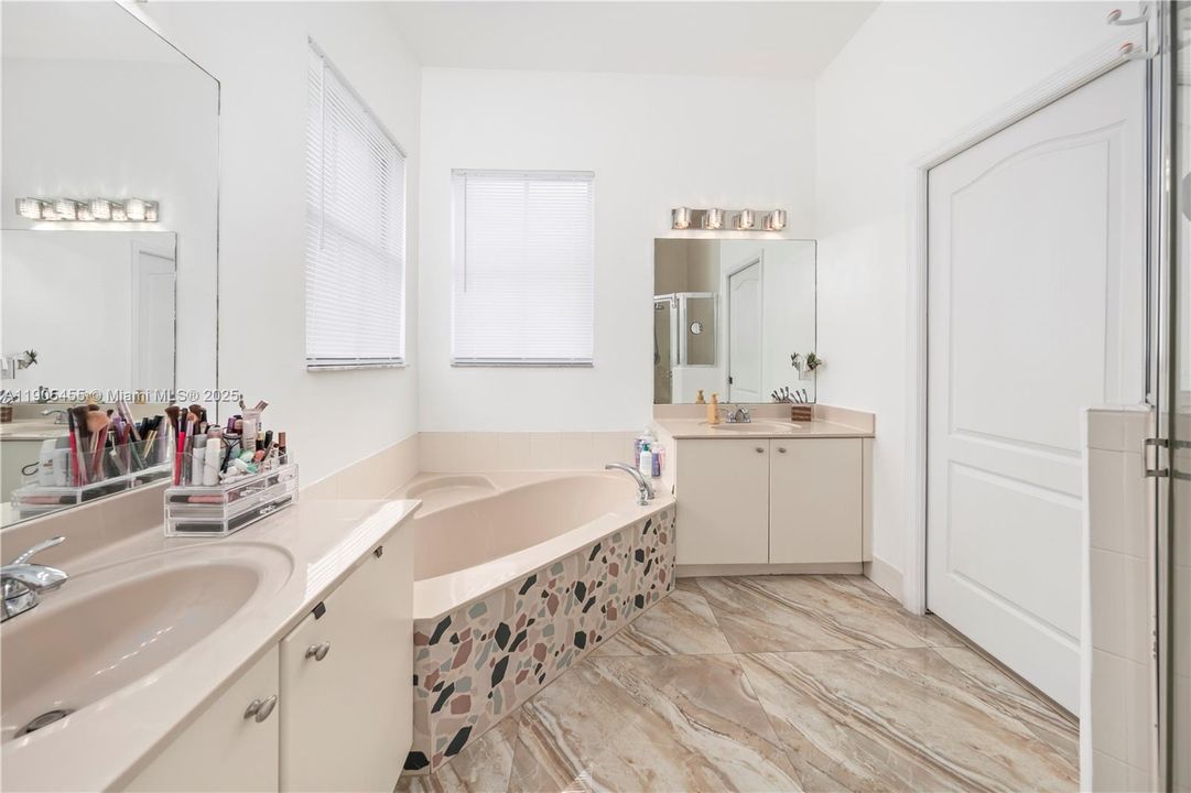 For Sale: $899,999 (4 beds, 3 baths, 2124 Square Feet)