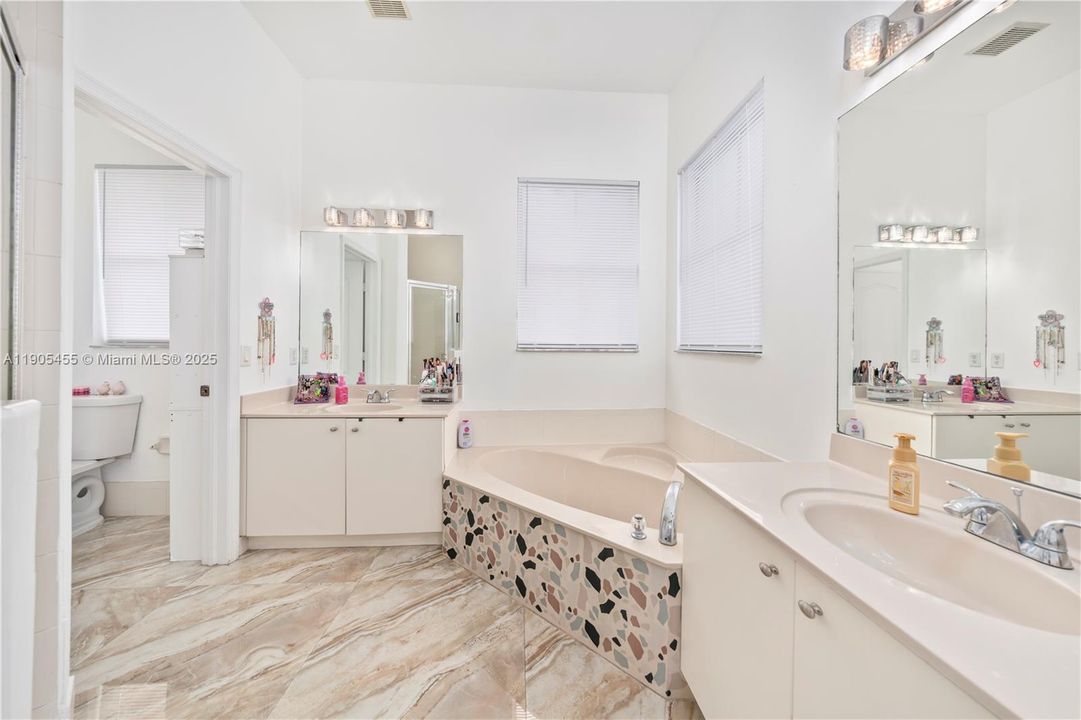 For Sale: $899,999 (4 beds, 3 baths, 2124 Square Feet)