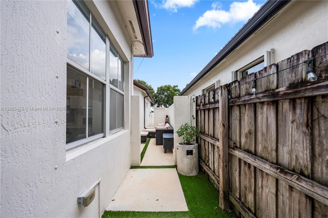 For Sale: $899,999 (4 beds, 3 baths, 2124 Square Feet)