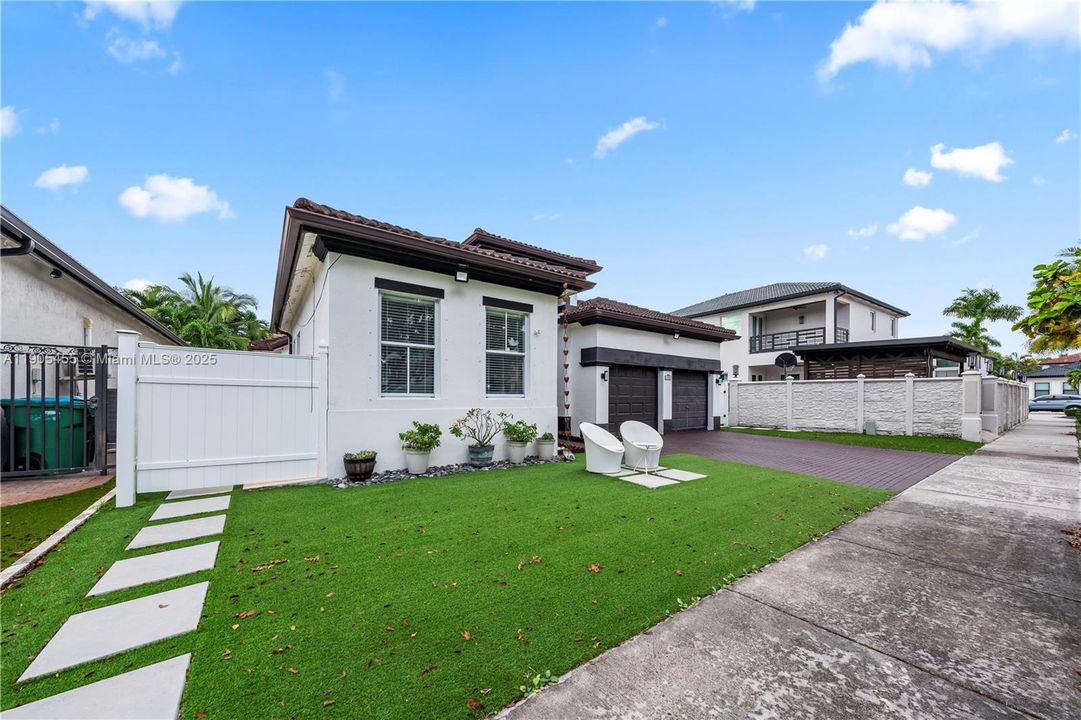 For Sale: $899,999 (4 beds, 3 baths, 2124 Square Feet)