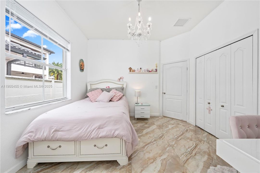 For Sale: $899,999 (4 beds, 3 baths, 2124 Square Feet)