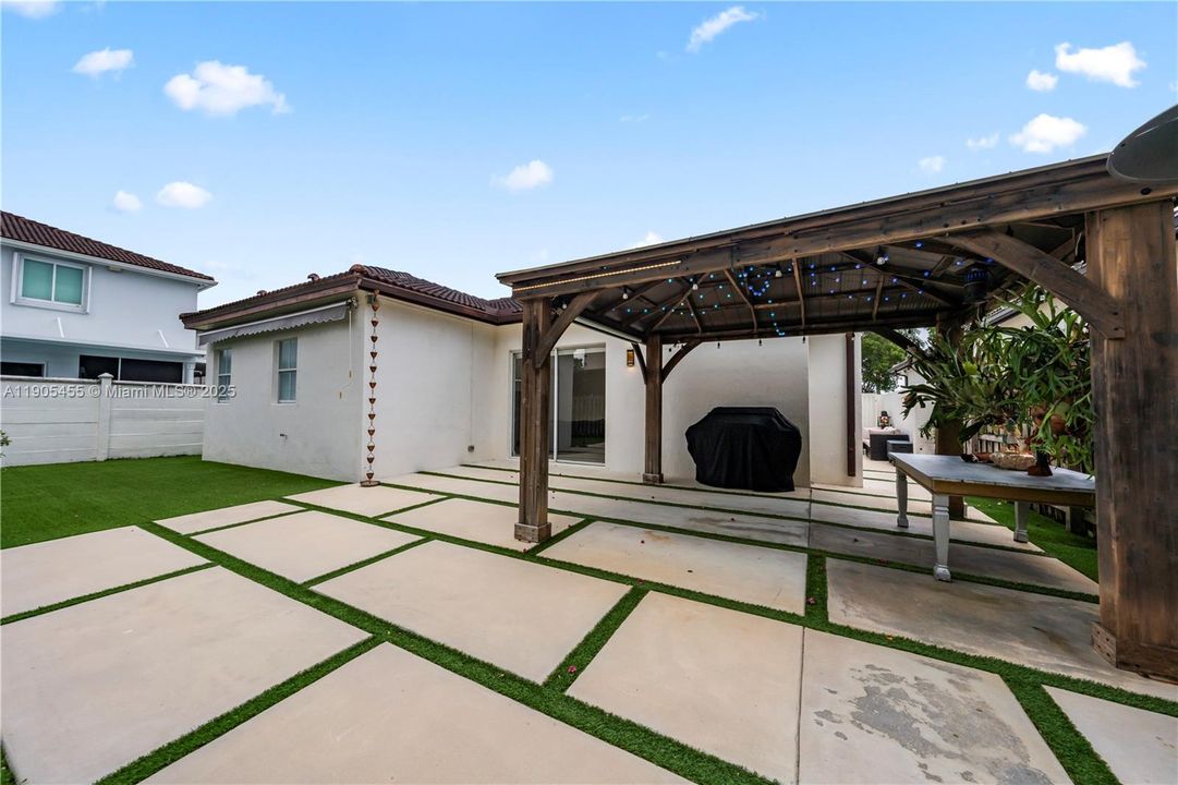 For Sale: $899,999 (4 beds, 3 baths, 2124 Square Feet)