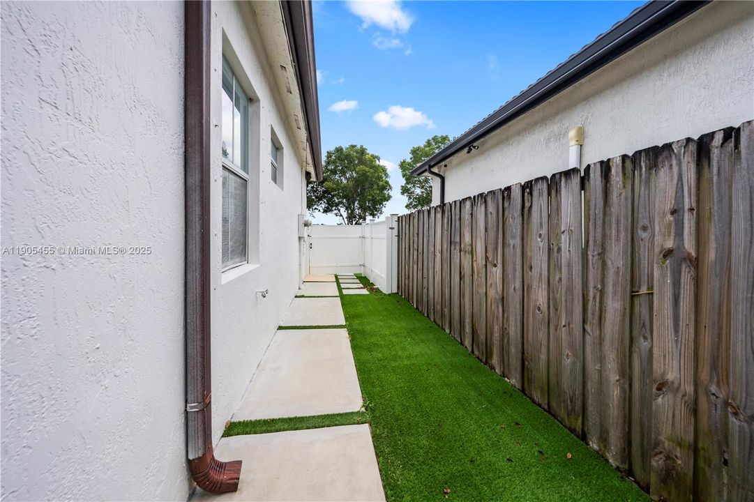 For Sale: $899,999 (4 beds, 3 baths, 2124 Square Feet)