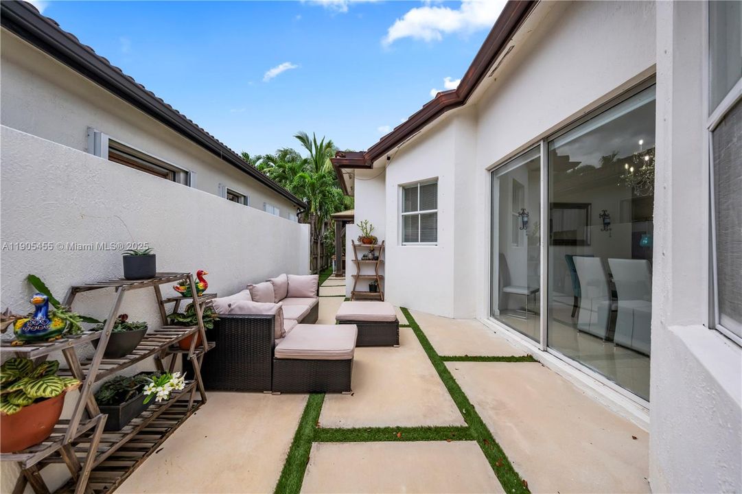 For Sale: $899,999 (4 beds, 3 baths, 2124 Square Feet)