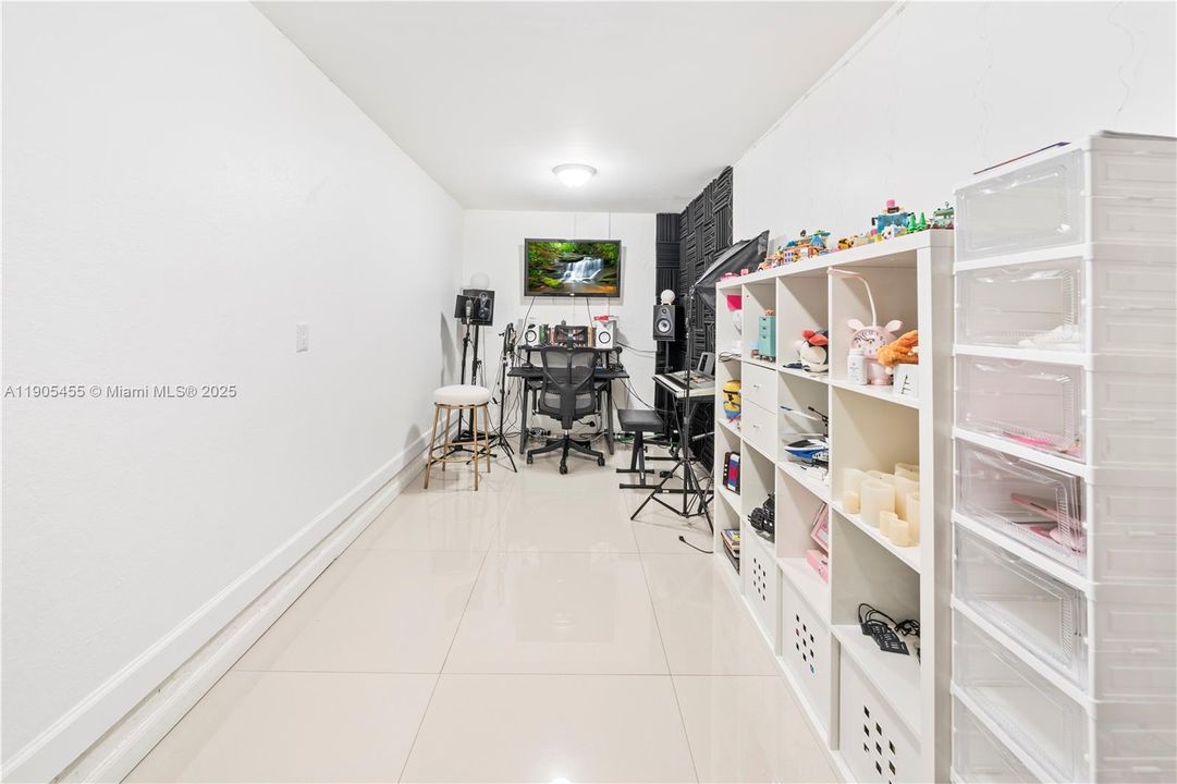 For Sale: $899,999 (4 beds, 3 baths, 2124 Square Feet)