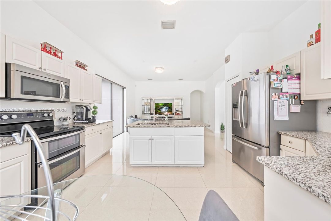 For Sale: $899,999 (4 beds, 3 baths, 2124 Square Feet)