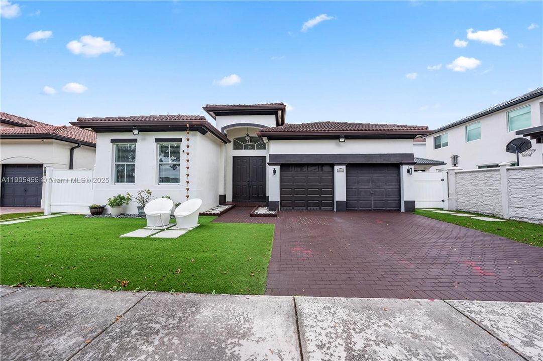 For Sale: $899,999 (4 beds, 3 baths, 2124 Square Feet)