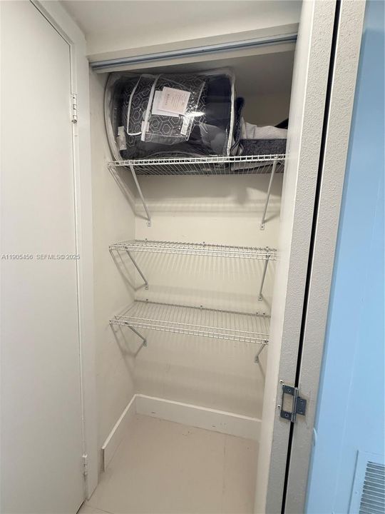 For Rent: $2,300 (1 beds, 1 baths, 887 Square Feet)