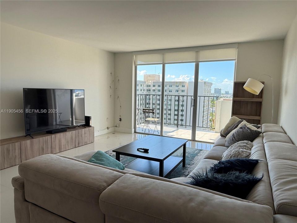 For Rent: $2,300 (1 beds, 1 baths, 887 Square Feet)