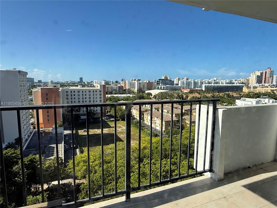 For Rent: $2,300 (1 beds, 1 baths, 887 Square Feet)