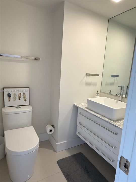 For Rent: $2,300 (1 beds, 1 baths, 887 Square Feet)