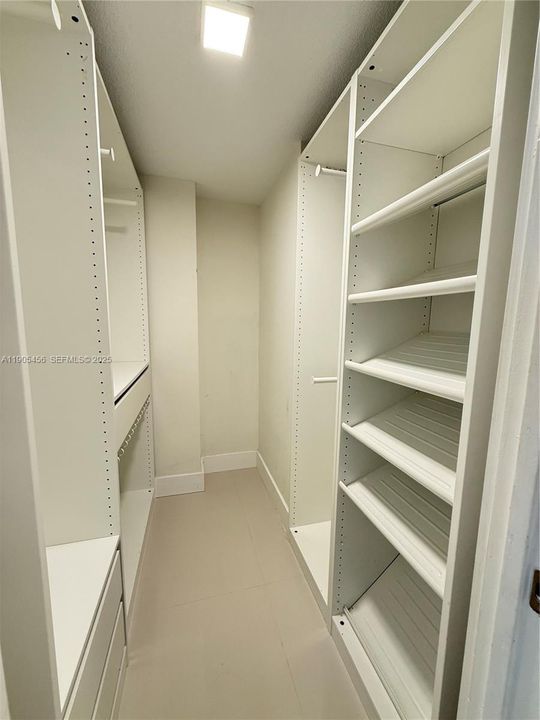 For Rent: $2,300 (1 beds, 1 baths, 887 Square Feet)