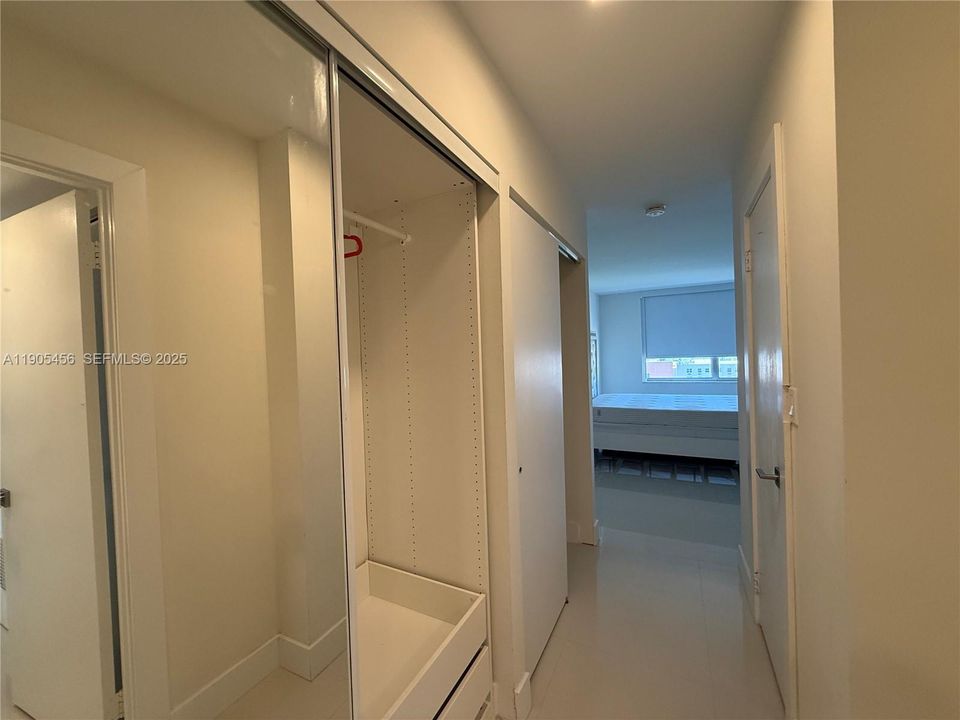 For Rent: $2,300 (1 beds, 1 baths, 887 Square Feet)