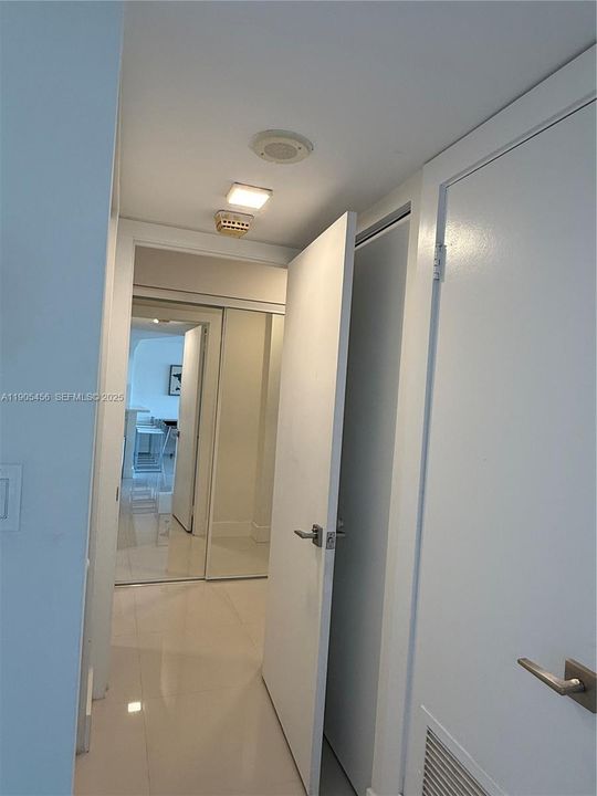 For Rent: $2,300 (1 beds, 1 baths, 887 Square Feet)