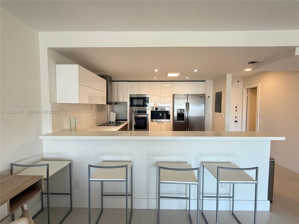 For Rent: $2,300 (1 beds, 1 baths, 887 Square Feet)