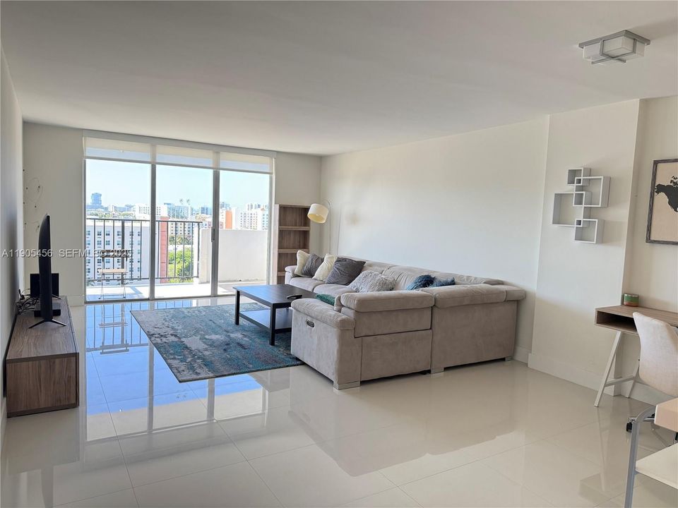 For Rent: $2,300 (1 beds, 1 baths, 887 Square Feet)