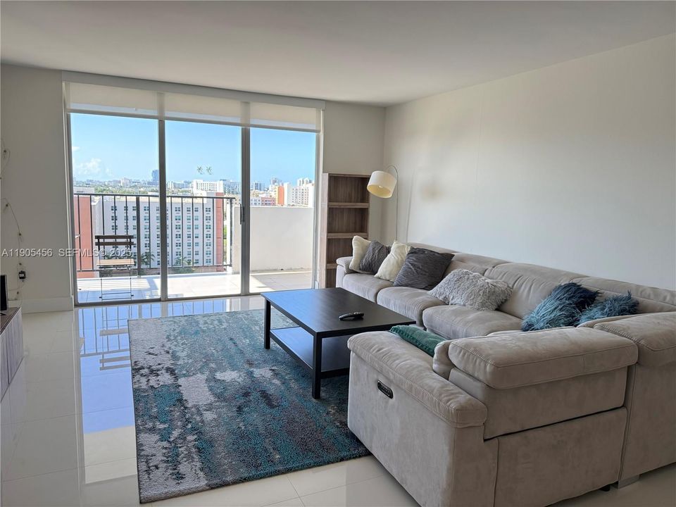 For Rent: $2,300 (1 beds, 1 baths, 887 Square Feet)