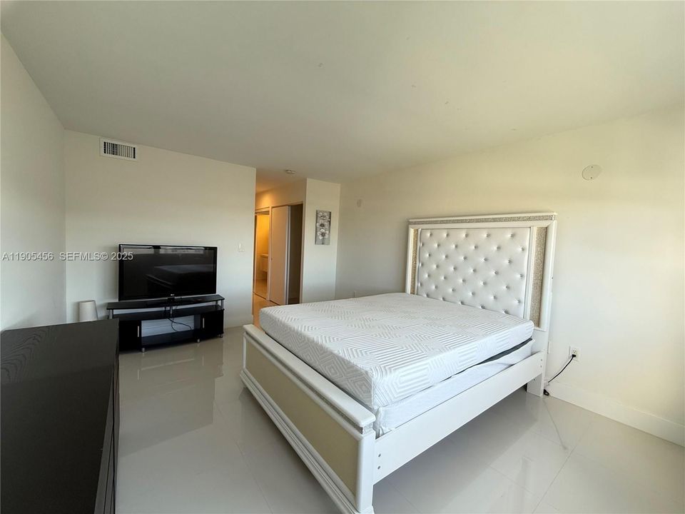 For Rent: $2,300 (1 beds, 1 baths, 887 Square Feet)