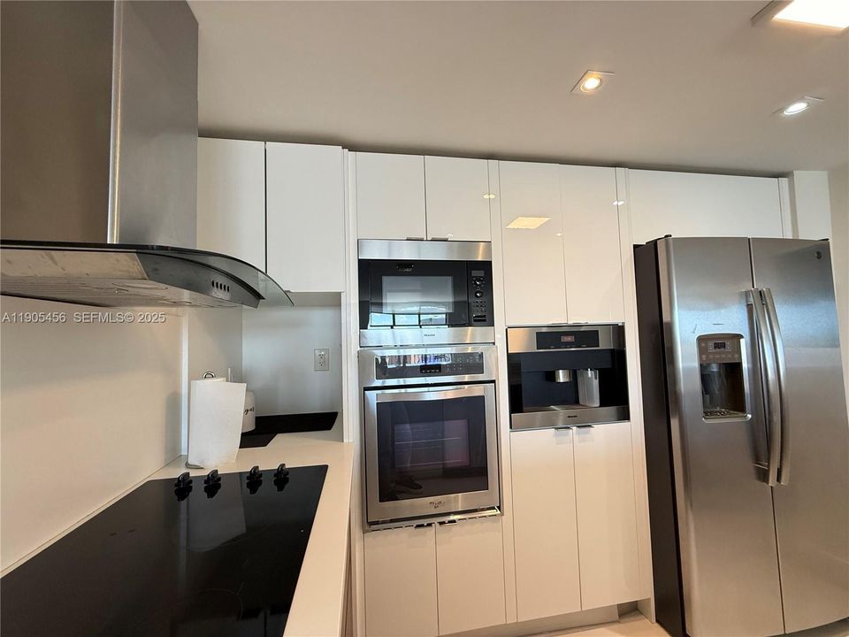 For Rent: $2,300 (1 beds, 1 baths, 887 Square Feet)