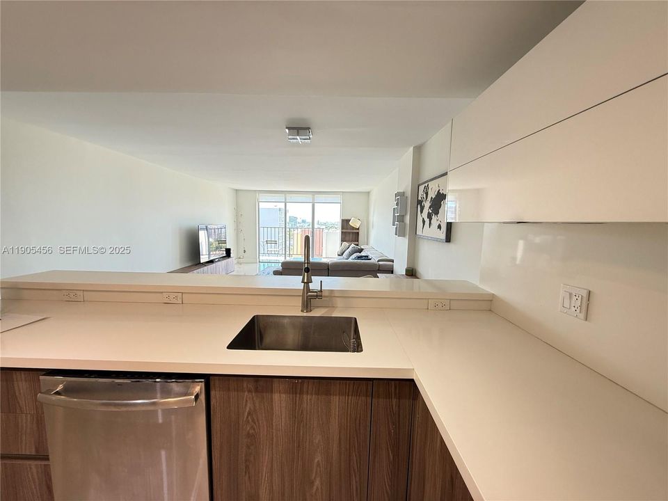 For Rent: $2,300 (1 beds, 1 baths, 887 Square Feet)