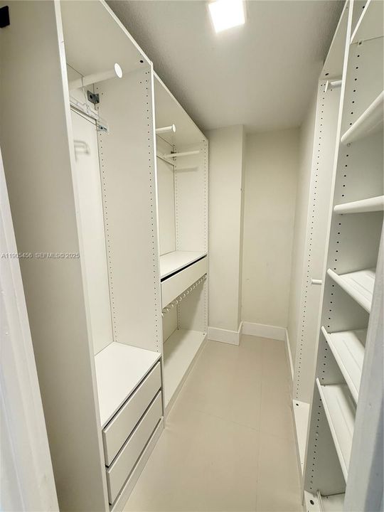 For Rent: $2,300 (1 beds, 1 baths, 887 Square Feet)