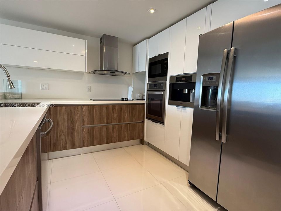 For Rent: $2,300 (1 beds, 1 baths, 887 Square Feet)