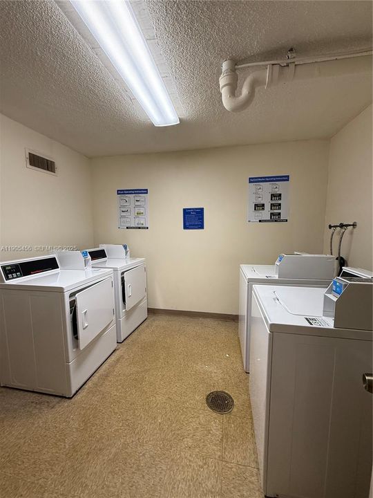 For Rent: $2,300 (1 beds, 1 baths, 887 Square Feet)