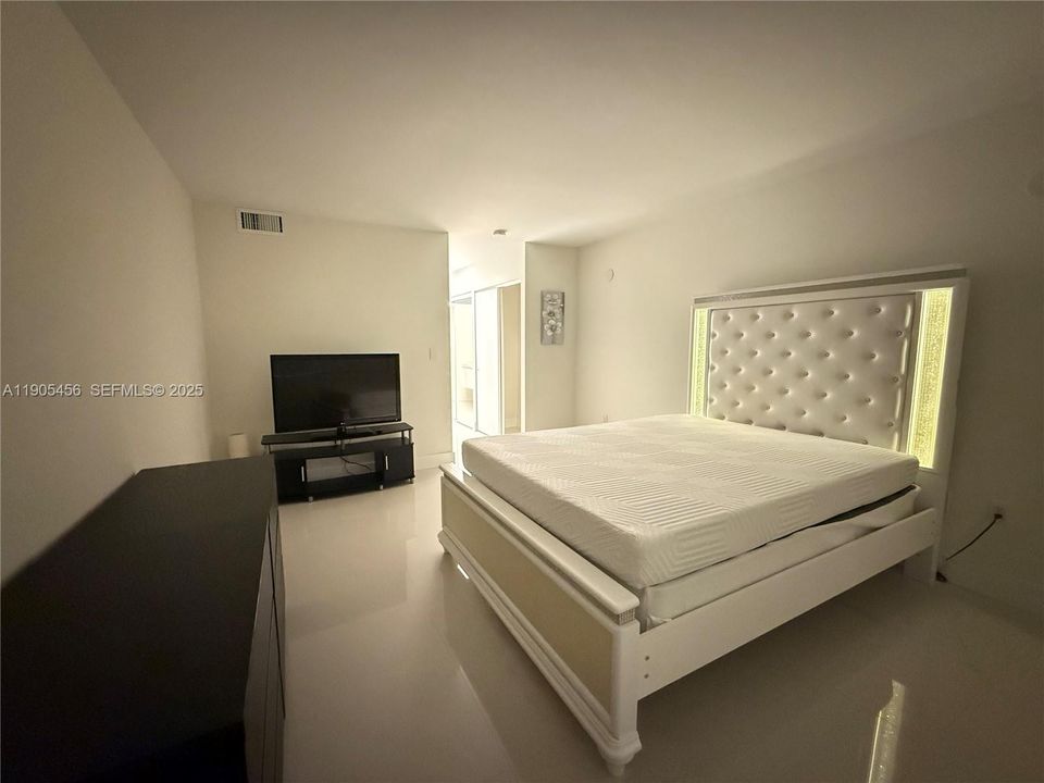 For Rent: $2,300 (1 beds, 1 baths, 887 Square Feet)