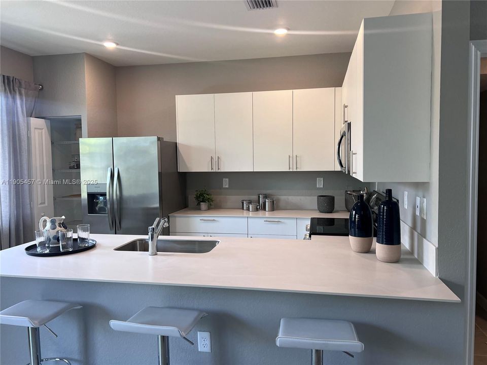 В аренду: $2,675 (3 спален, 3 ванн, 1675 Квадратных фут)