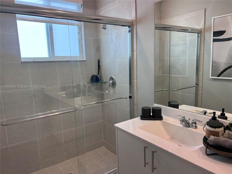 В аренду: $2,675 (3 спален, 3 ванн, 1675 Квадратных фут)