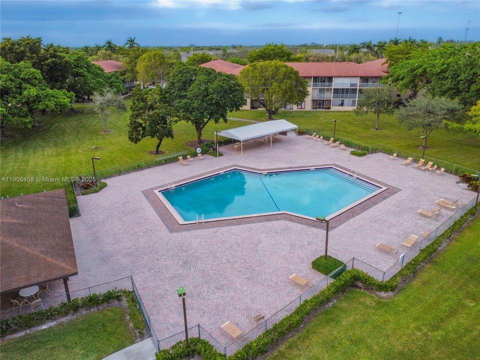 待售: $122,500 (1 贝兹, 1 浴室, 811 平方英尺)