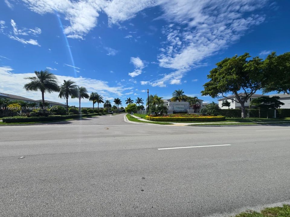 For Sale: $358,888 (3 beds, 3 baths, 1328 Square Feet)