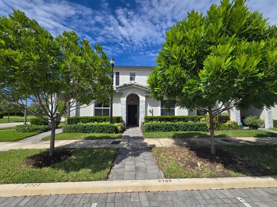 For Sale: $358,888 (3 beds, 3 baths, 1328 Square Feet)