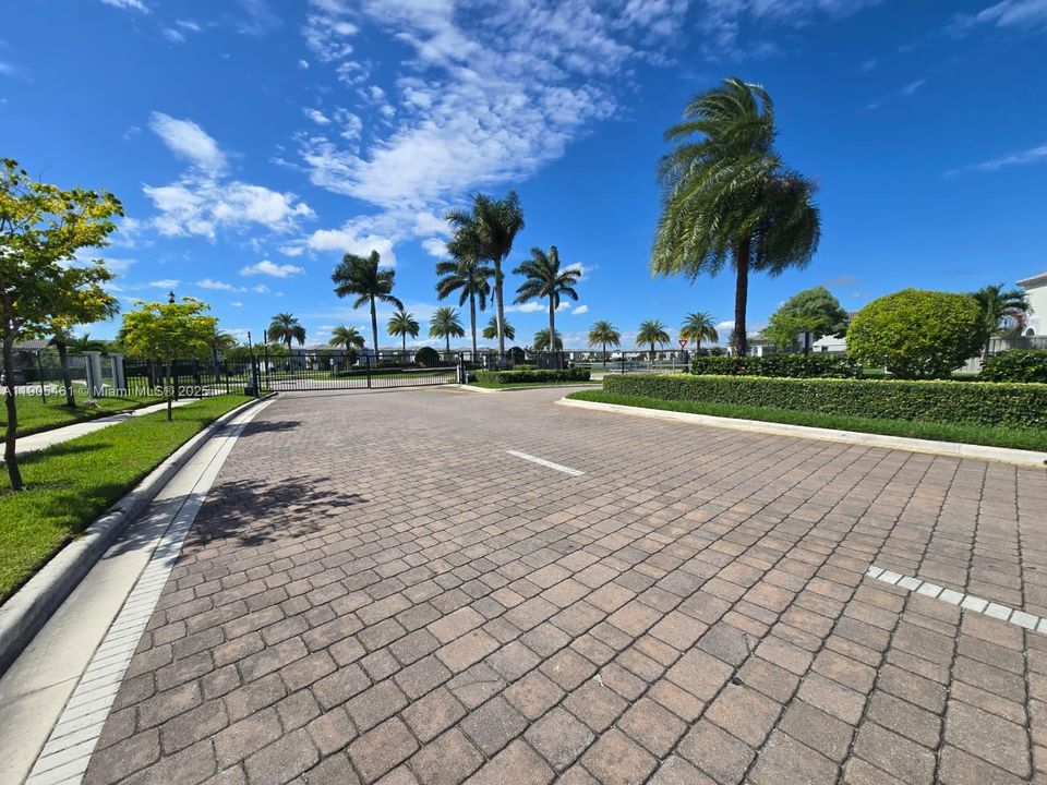 For Sale: $358,888 (3 beds, 3 baths, 1328 Square Feet)